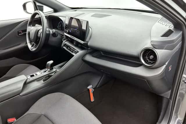 Toyota C-HR (2025) thumbnail 6