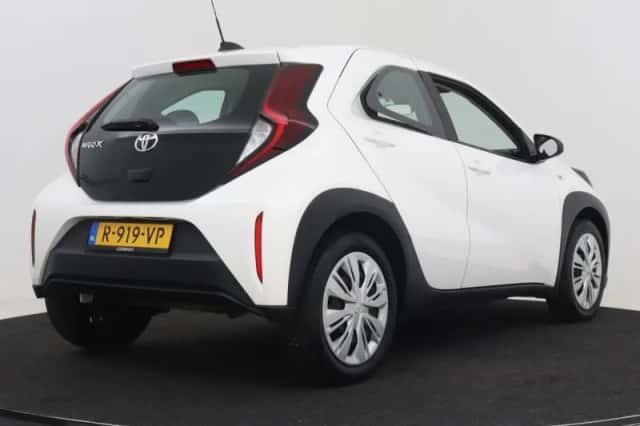 Toyota Aygo (2022) thumbnail 2