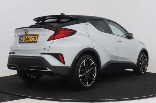 Toyota C-HR (2022) thumbnail 2
