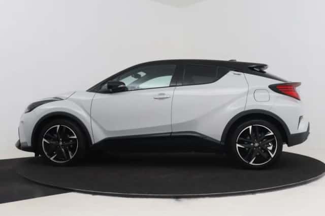 Toyota C-HR (2022) thumbnail 3