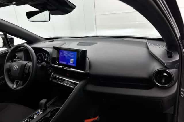 Toyota C-HR (2025) thumbnail 6
