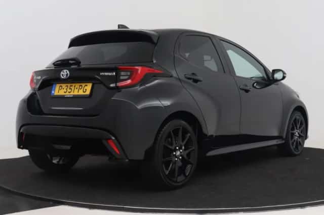 Toyota Yaris (2022) thumbnail 2
