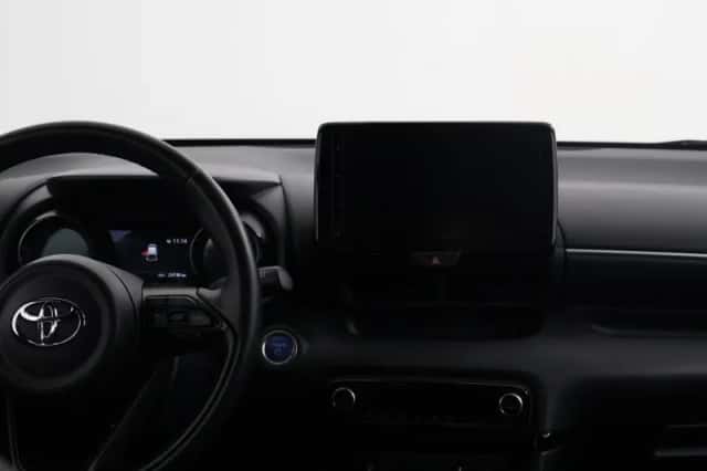Toyota Yaris (2022) thumbnail 3