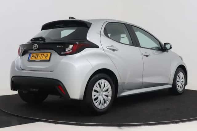 Toyota Yaris (2025) thumbnail 2