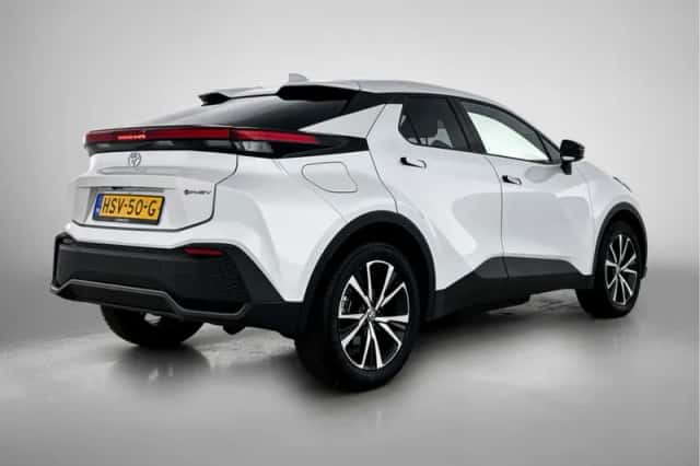 Toyota C-HR (2025) thumbnail 2