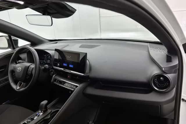 Toyota C-HR (2025) thumbnail 6