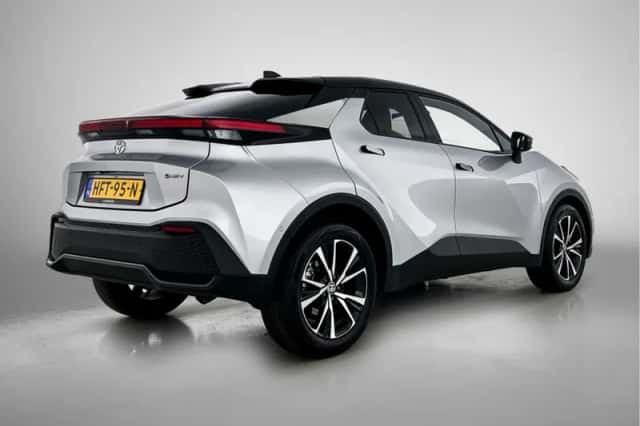 Toyota C-HR (2025) thumbnail 2