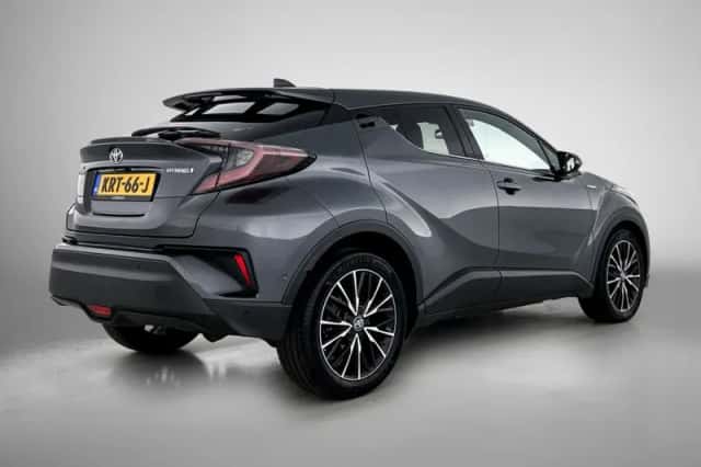 Toyota C-HR (2018) thumbnail 2