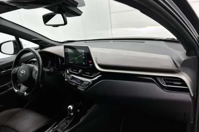 Toyota C-HR (2018) thumbnail 6