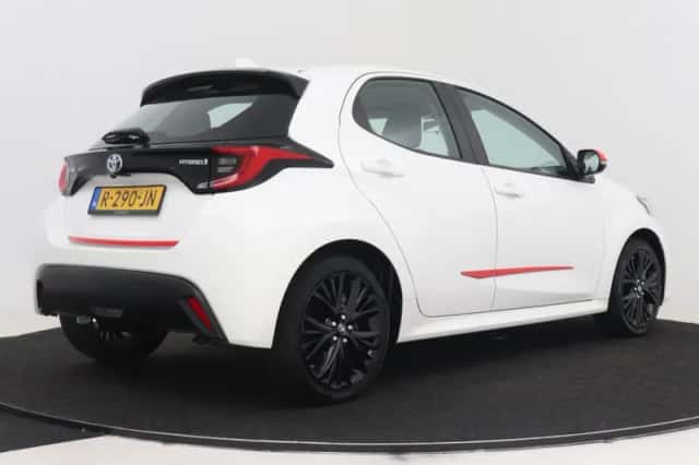 Toyota Yaris (2022) thumbnail 2