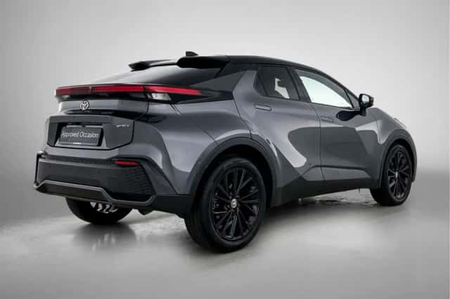 Toyota C-HR (2024) thumbnail 2