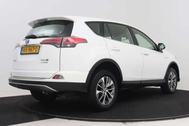 Toyota RAV4 (2016) thumbnail 2
