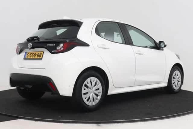 Toyota Yaris (2022) thumbnail 2