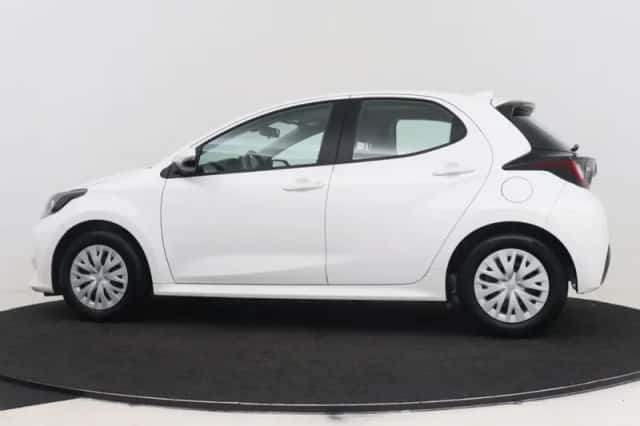 Toyota Yaris (2022) thumbnail 3