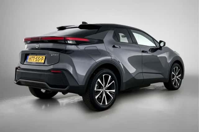 Toyota C-HR (2025) thumbnail 2