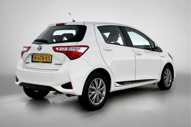Toyota Yaris (2017) thumbnail 2