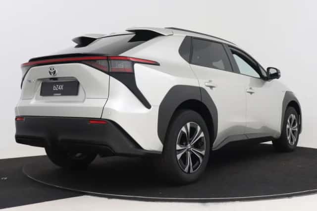 Toyota bZ4X (2025) thumbnail 2