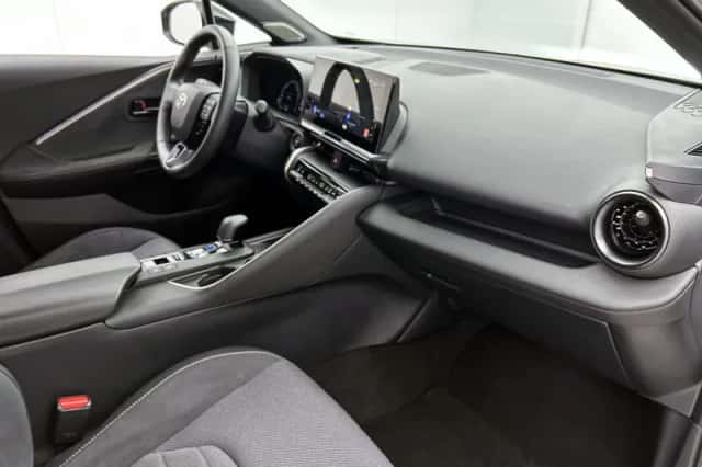Toyota C-HR (2025) thumbnail 6