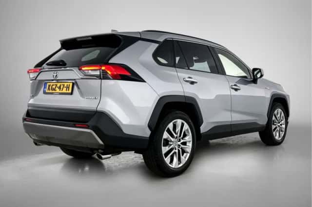 Toyota RAV4 (2021) thumbnail 2
