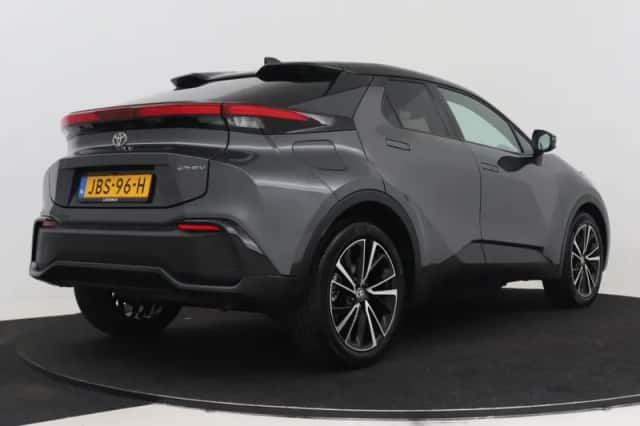 Toyota C-HR (2025) thumbnail 2