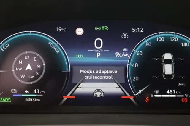 Toyota C-HR (2025) thumbnail 4