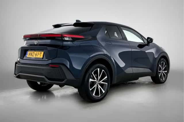 Toyota C-HR (2025) thumbnail 2