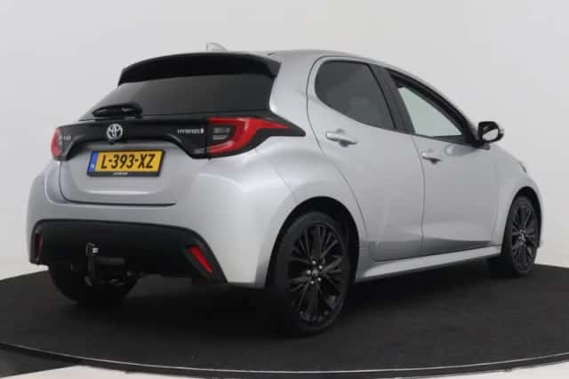 Toyota Yaris (2021) thumbnail 2