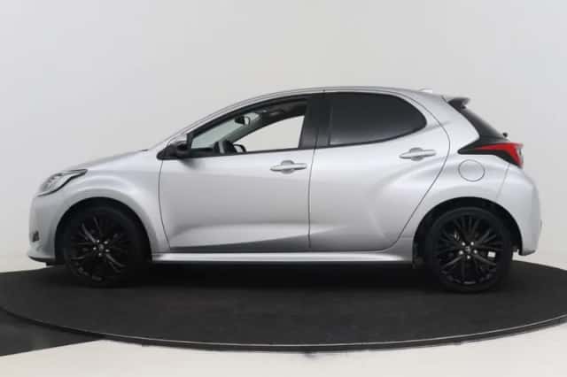 Toyota Yaris (2021) thumbnail 3
