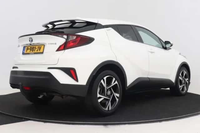 Toyota C-HR (2022) thumbnail 2