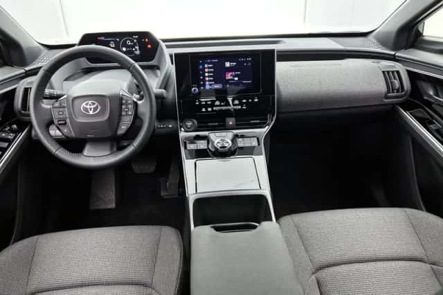 Toyota bZ4X (2025) thumbnail 4