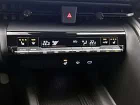 Toyota C-HR (2024) thumbnail 9