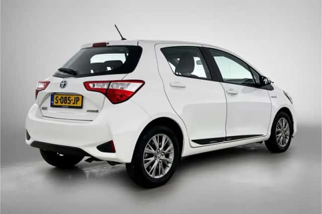 Toyota Yaris (2017) thumbnail 2
