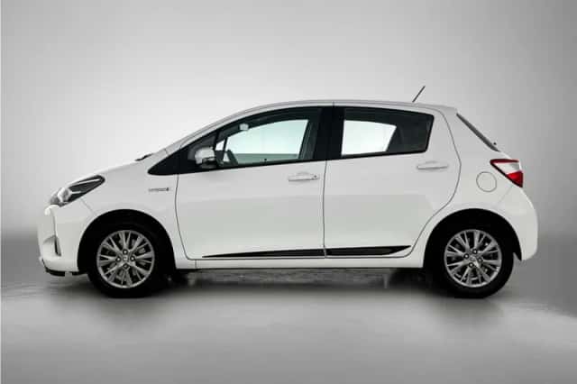 Toyota Yaris (2017) thumbnail 3