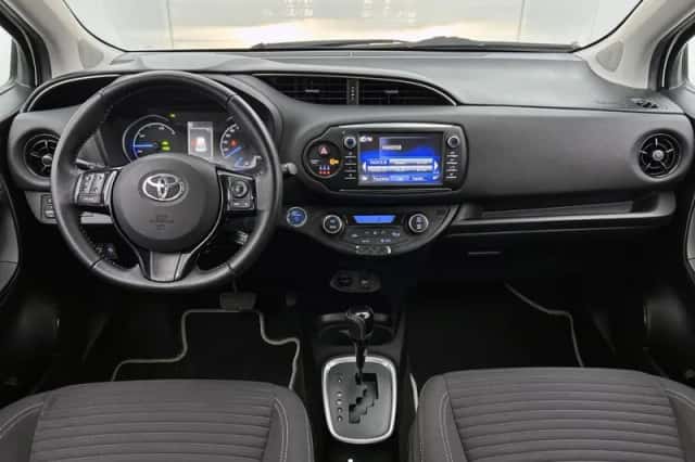 Toyota Yaris (2017) thumbnail 4