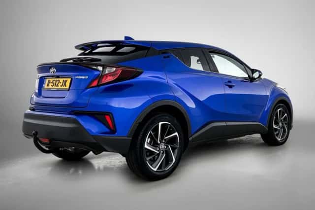 Toyota C-HR (2022) thumbnail 2