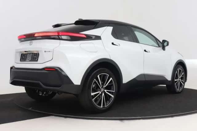 Toyota C-HR (2026) thumbnail 2