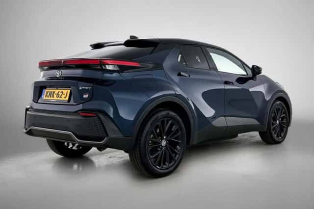 Toyota C-HR (2025) thumbnail 2