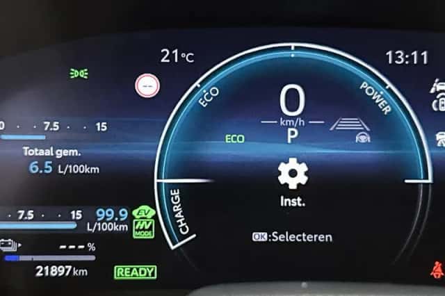 Toyota C-HR (2025) thumbnail 5