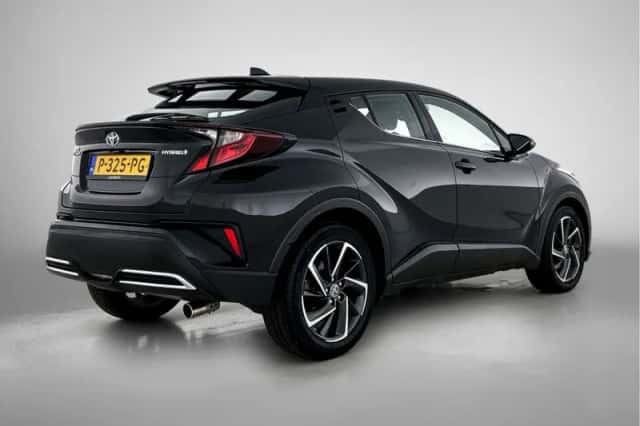 Toyota C-HR (2022) thumbnail 2