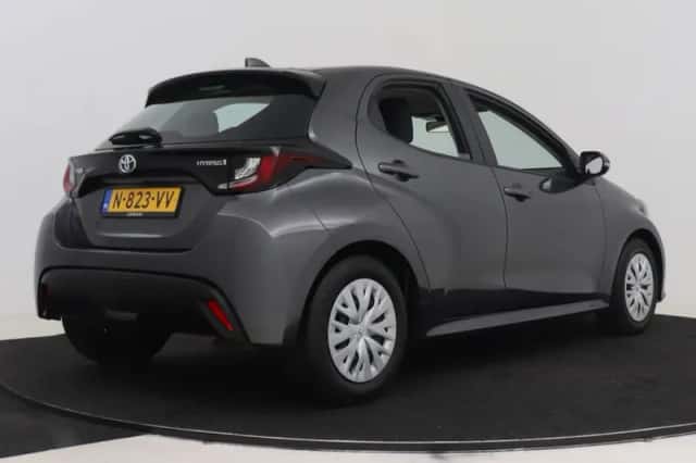 Toyota Yaris (2022) thumbnail 2