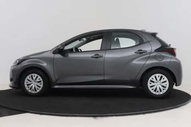 Toyota Yaris (2022) thumbnail 3