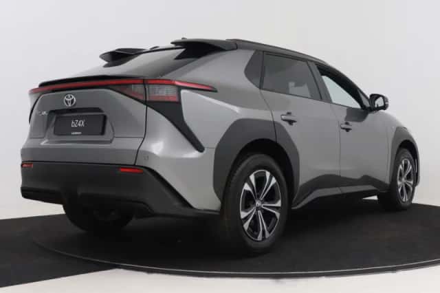 Toyota bZ4X (2025) thumbnail 3