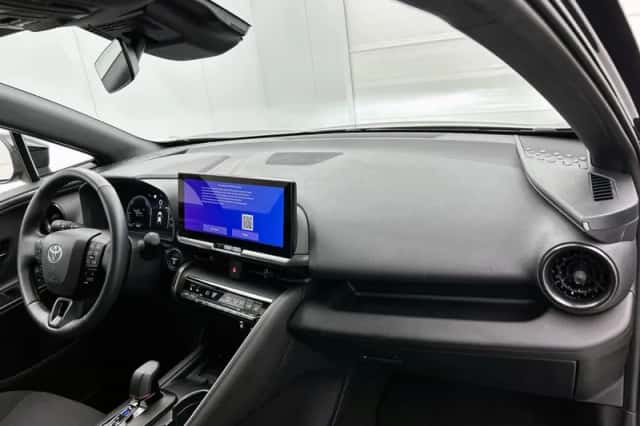 Toyota C-HR (2024) thumbnail 6