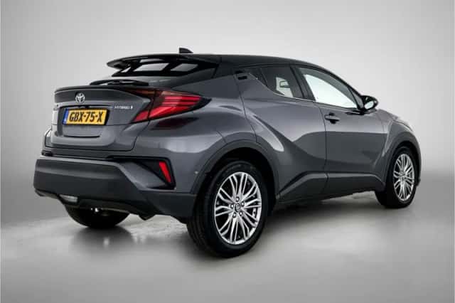 Toyota C-HR (2023) thumbnail 2