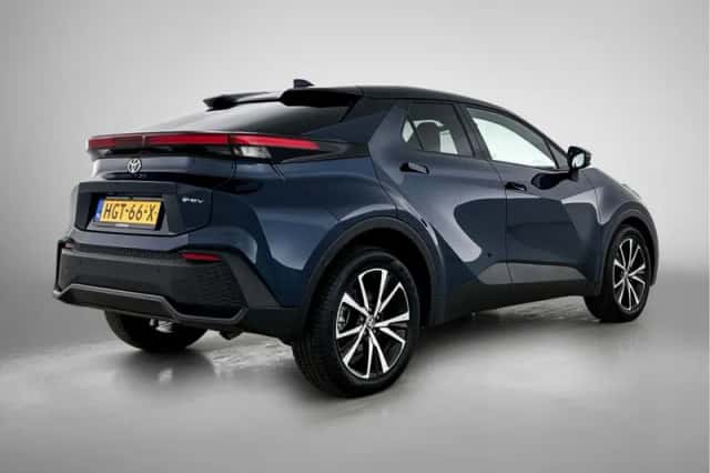 Toyota C-HR (2025) thumbnail 2
