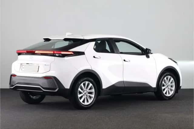 Toyota C-HR (2026) thumbnail 2
