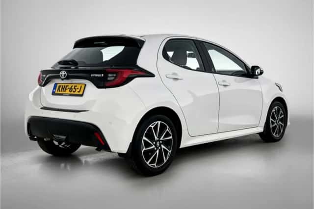 Toyota Yaris (2022) thumbnail 2