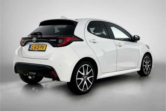 Toyota Yaris (2021) thumbnail 2