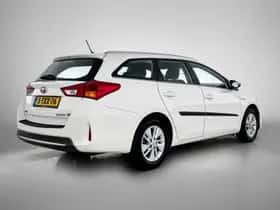 Toyota Auris (2014) thumbnail 2