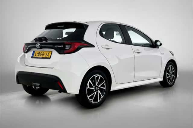 Toyota Yaris (2021) thumbnail 2